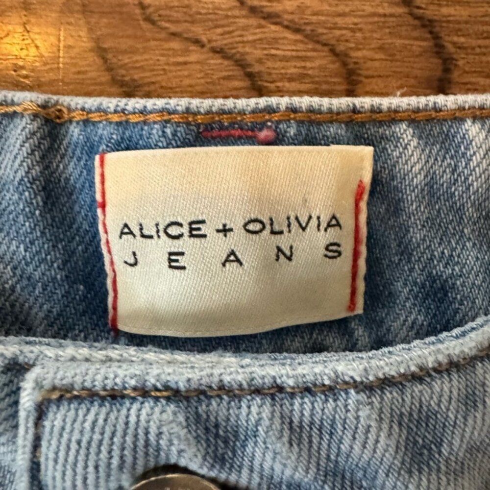 Alice and Olivia Maggie Mr Vintage Cuffed‎ Shorts 27 4 Light Wash S Denim Jean - Picture 3 of 10